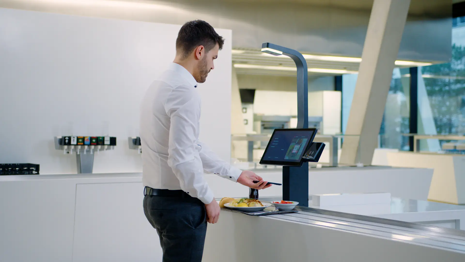 05_QR-Code-Payment (3) A man using the visioncheckout system in a corporate restaurant
